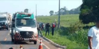 Uma mulher morreu após colidir com uma motocicleta e um caminhão na MT-320