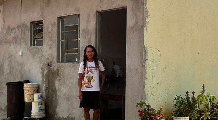 Uma mulher que viveu 8 anos em um barracão sem eletricidade e saneamento básico conseguiu a sua própria residência após ação da Defensoria Pública