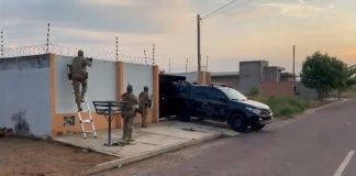 Policiais derrubam portão durante operação contra tráfico de drogas; confira vídeo