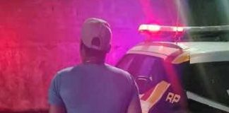 Um homem foi preso após agredir o filho com um cabo de vassoura e perfurá-lo