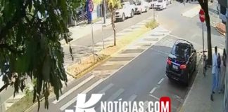 A câmera registrou o momento em que um farmacêutico agrediu a ex-namorada em uma praça; veja o vídeo