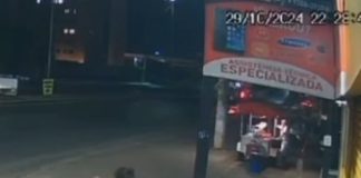 A câmera registrou uma mulher sendo esfaqueada por uma rival após uma discussão em um ponto de ônibus em MT; confira vídeo