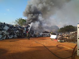 Uma empresa de reciclagem ficou completamente destruída após ser atingida por um incêndio no interior de Mato Grosso
