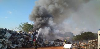 Uma empresa de reciclagem ficou completamente destruída após ser atingida por um incêndio no interior de Mato Grosso