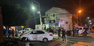 Um adolescente de 17 anos morreu após colidir sua motocicleta contra um Ford Ka na capital