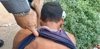 Um homem foi amarrado a fios de energia e agredido com uma ripa de madeira por suspeitar de pertencer a uma facção criminosa