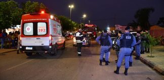 Um casal ficou ferido depois de colidirem a moto em que estavam contra uma viatura estacionada da Polícia Militar em MT
