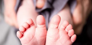 Um bebê de seis meses caiu de um cômodo, bateu a cabeça e morreu em MT