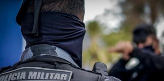 Um homem em uma moto disparou contra três pessoas na calçada; são socorridos com vida