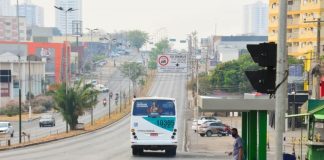 Uma jovem de 21 anos foi atacada por homem com pé de cabra em ponto de ônibus de MT