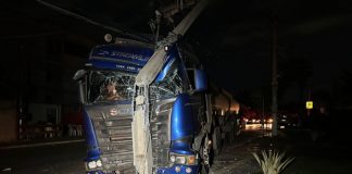 Um caminhão desgovernado atingiu poste de energia elétrica e deixou moradores sem energia elétrica; confira vídeo