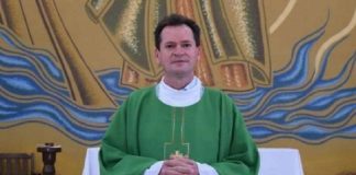 O juiz concede remissão a padre condenado por estupro e o manda trabalhar fora da cadeia