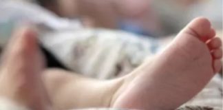 Um bebê de 18 dias morreu enquanto dormia com os pais logo após a mãe o tê-lo amamentado