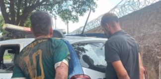 Homens bêbados mostram pênis em público e acabam presos na frente de um supermercado em MT