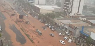 Uma tempestade em Cuiabá provocou um mar de lama na avenida do CPA e alagamentos em diversas ruas da Capital