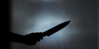 Uma mulher invadiu a casa do ex-namorado de madrugada e o esfaqueiou em sua cama