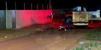 Um homem foi morto a tiros e teve seu cadáver desovado na rua por criminosos em carro