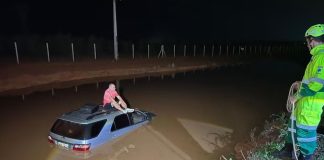 Um motorista perdeu o controle da Hilux SW4 e o veículo caiu em uma valeta e afundou-se na rodovia BR-163