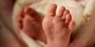 Um bebê de seis meses morreu após aspiração de leite enquanto dormia em MT