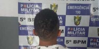 Um ex-presidiário foi preso após tentar matar a própria mãe enforcada e danificar móveis de residência
