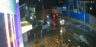 A câmera filmou o momento em que um motorista bêbado invadiu a pista e atropelou um motociclista; confira o vídeo