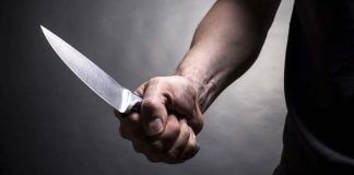 Um jovem de 24 anos foi esfaqueado pelo amante de sua namorada e o casal fugiu após o crime