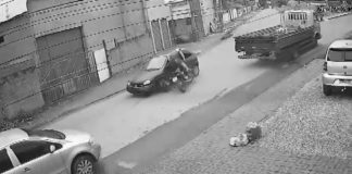 O vídeo registrou o instante em que o piloto ‘voou’ após ser atingido por um carro em MT