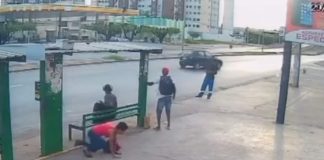 O vídeo registra o instante em que uma mulher colide seu veículo contra um poste na avenida Fernando Corrêa