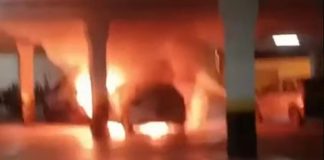 Um homem ateou fogo em carro que estava em estacionamento de supermercado e fugiu