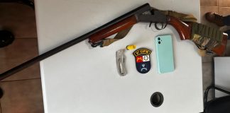 Um homem foi preso por ameaçar a mãe e o padrasto com uma espingarda; também agrediu a esposa