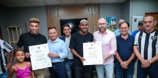 Cuiabano e Igor Jesus são homenageados na Assembleia Legislativa por temporada notável no Botafogo: “agradecimento pelo reconhecimento”; assista ao vídeo