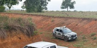 Criminosos armados invadiram um ferro-velho e roubaram uma caminhonete; confira vídeo