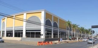 Os comerciantes do Shopping Popular de Cuiabá reclamam da situação precária do barracão provisório: “situação desumana”