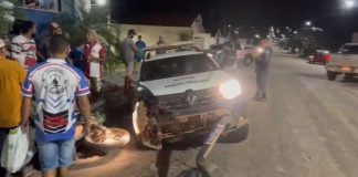 Uma viatura da Polícia Militar ficou destruída depois de atingir cinco veículos em um acidente durante uma perseguição; confira o vídeo