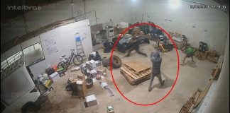 Uma dupla de homens armados invadiu uma empresa e disparou três vezes contra vítima; confira o vídeo