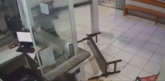 Homem embriagado invadiu hospital, quebrou o vidro da recepção e ameaçou os funcionários; assista ao vídeo