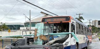 Um ônibus intermunicipal colidiu com uma picape em um cruzamento na avenida Oito de Abril; assista ao vídeo