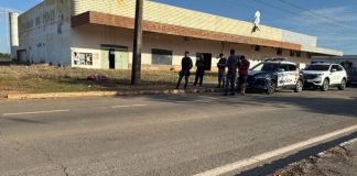 Cadáver de homem com o crânio rachado foi descoberto por operários em uma avenida de MT