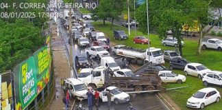 Um caminhão sem freio acertou três veículos em Cuiabá; um poste caído “atravessa” um Fiat Strada