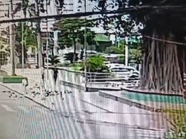 Homem foi filmado entrando em uma viatura estacionada na Praça Alencastro; veja o vídeo