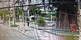 Homem foi filmado entrando em uma viatura estacionada na Praça Alencastro; veja o vídeo