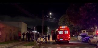 Homem assassina o padrasto com facadas e chama a polícia para se rendere em uma cidade do Nortão