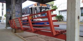 Jovem que estava sendo esfaqueado entrou em ônibus para conseguir fugir de agressor e foi socorrido em terminal