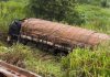 Caminhão tombou às margens da BR-163 depois de motorista de 70 anos perder controle