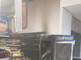 Um bandido incendeia uma máquina de supermercado usando uma garrafa de gasolina