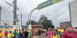 Funcionários interrompem suas tarefas e realizam uma greve devido à ausência de pagamento de seus salários