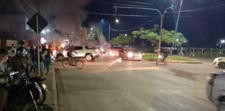 Cidadãos de VG se manifestam em razão da crise de água e bloqueiam a avenida, colocando fogo em pneus e madeira; assista ao vídeo