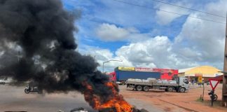 Indignados com a escassez de água, habitantes realizam uma manifestação utilizando barricadas feitas de pneus em chamas; confira o vídeo