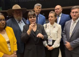 A bancada do Congresso apoia Flávia Moretti, menciona boicote na crise hídrica e solicita compreensão; assista ao vídeo