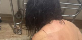 Uma mulher mostra suas partes íntimas pelas vias públicas e intimida os habitantes com um pedaço de vidro quebrado
